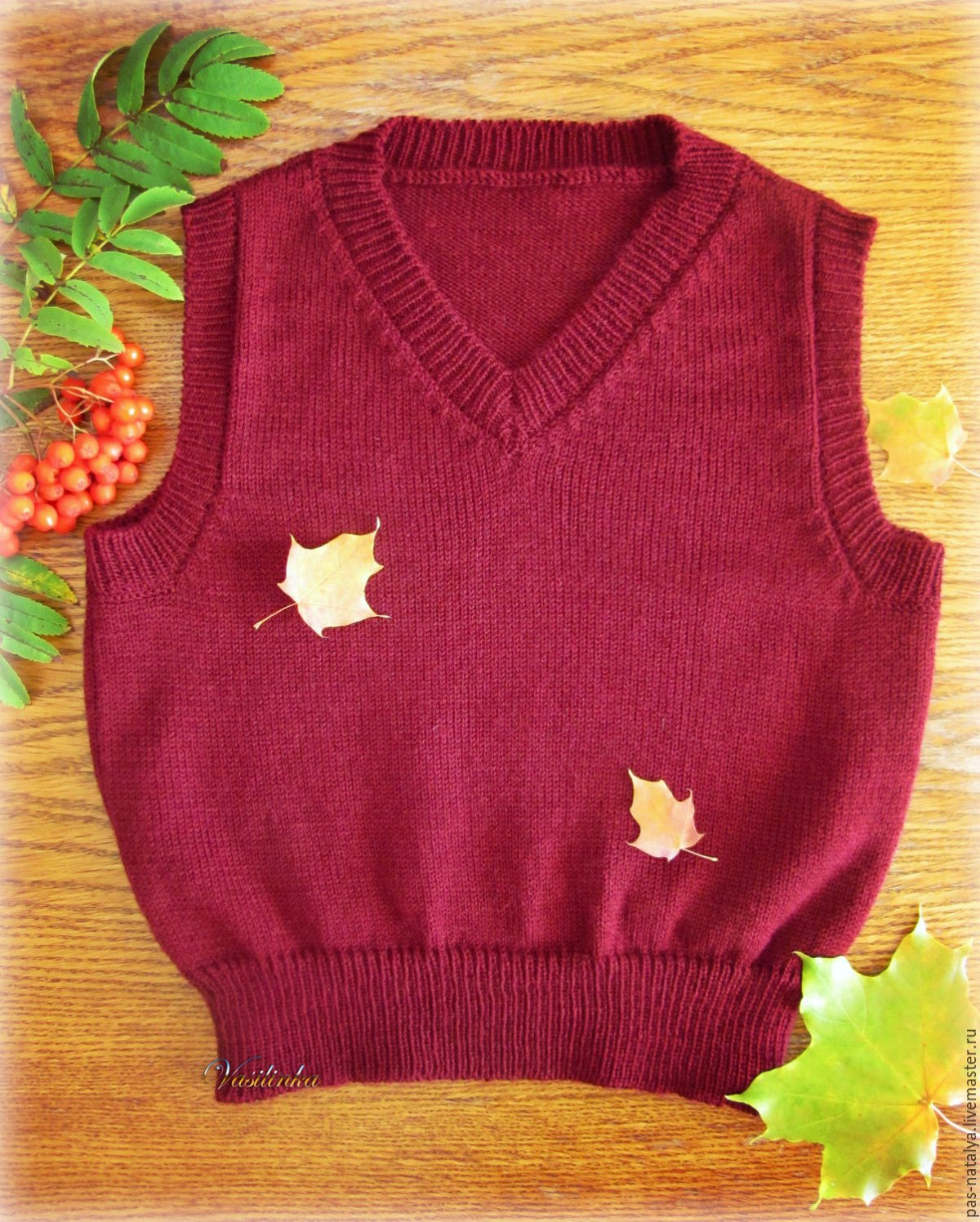 Вязаный жилет для малыша