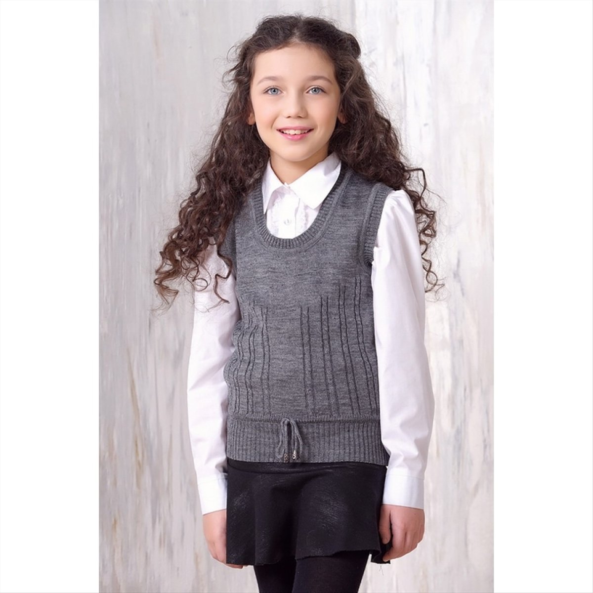 Вязаная жилетка для девочки