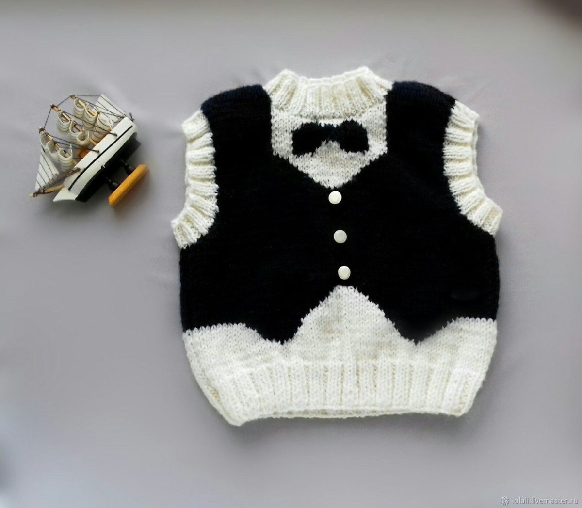 Вязаный жилет для девочки в школу