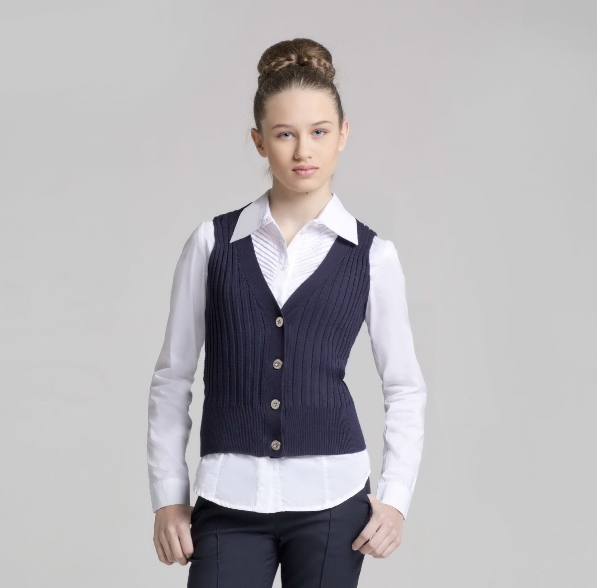 Вязаная жилетка для девочки в школу