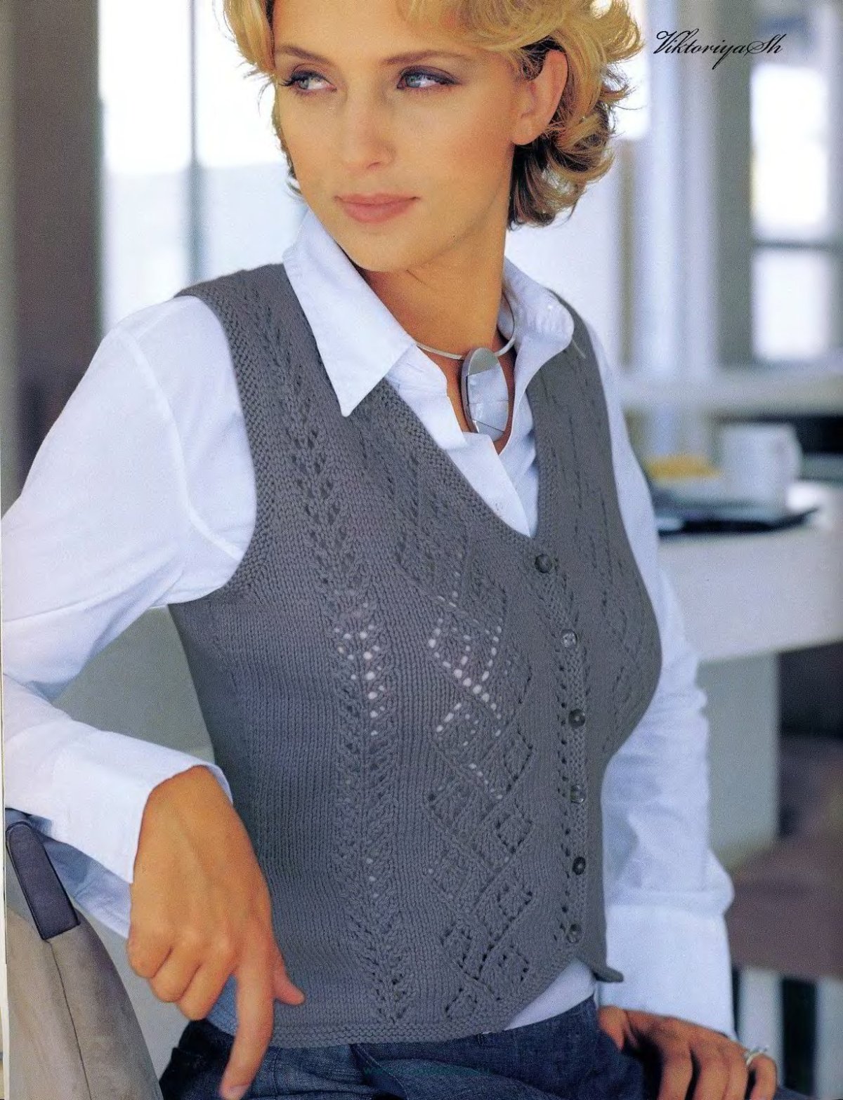 Жилет вязаный женский