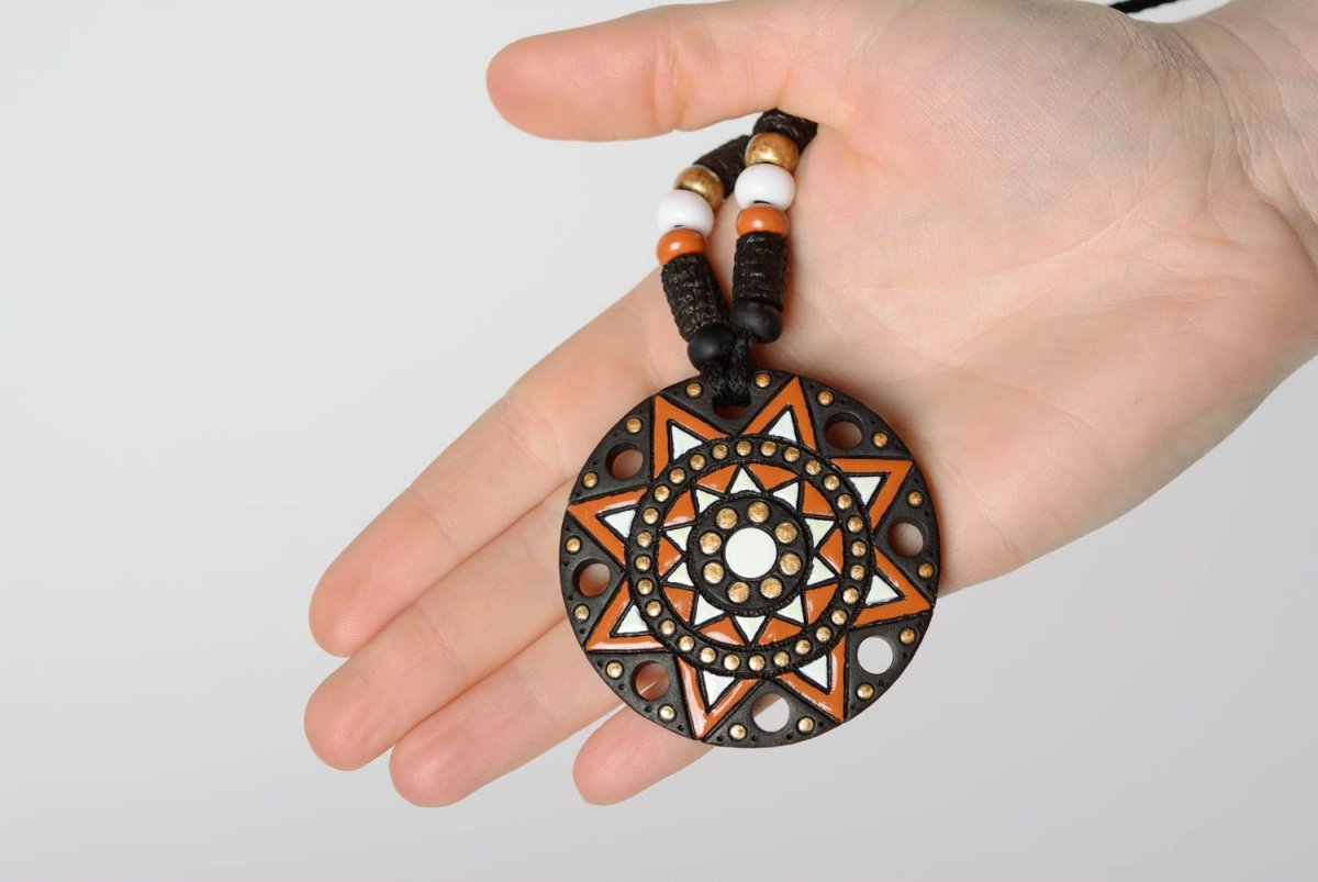 Подвески из глины