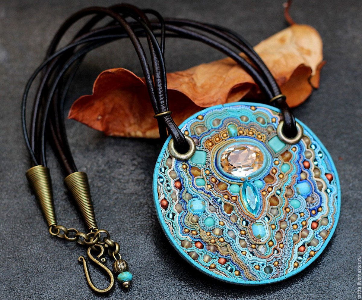 Кулоны из керамики