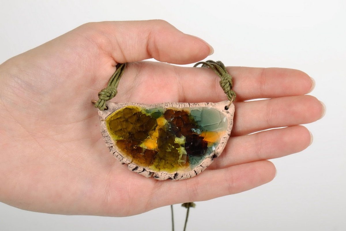 Необычные кулоны керамика