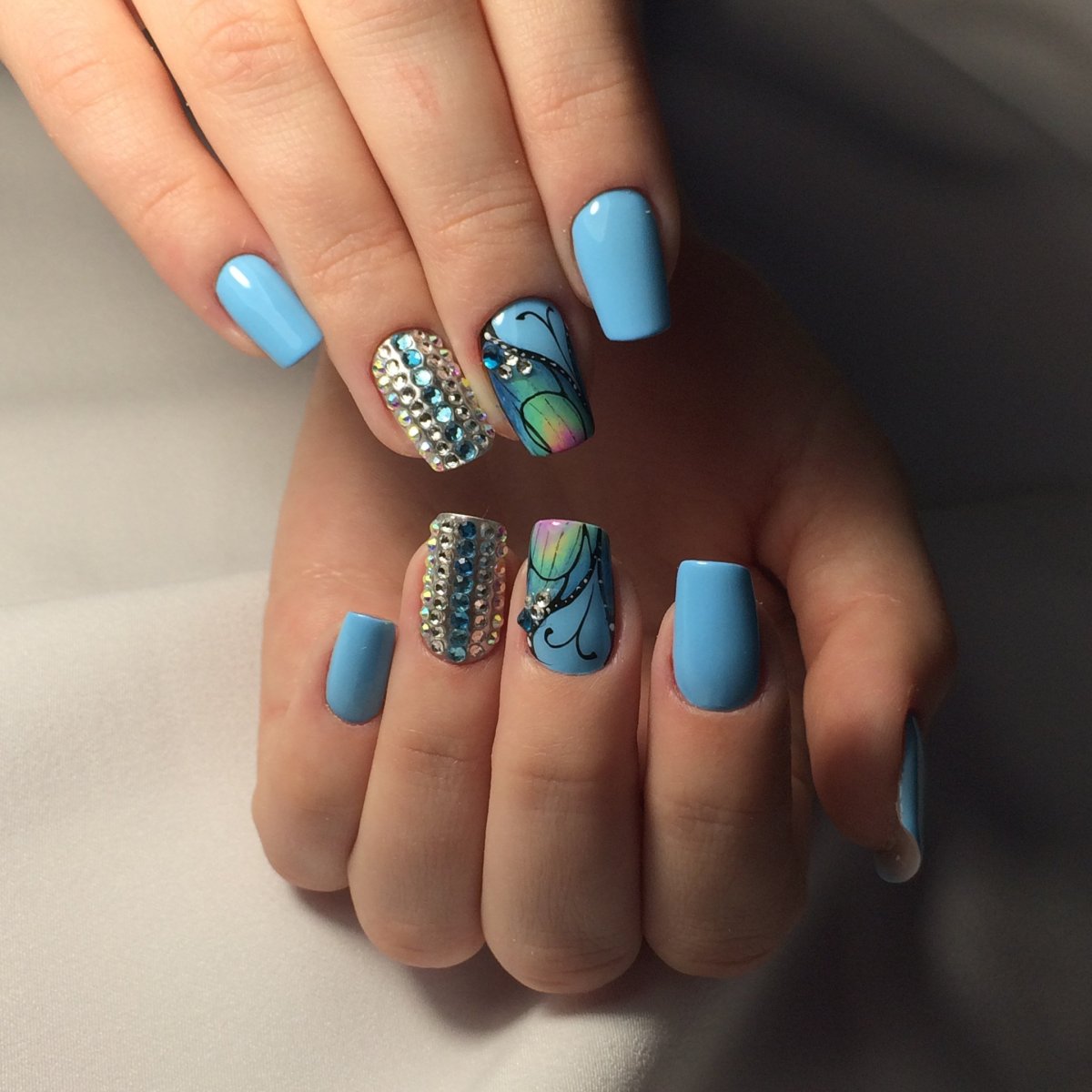 Голубой маникюр