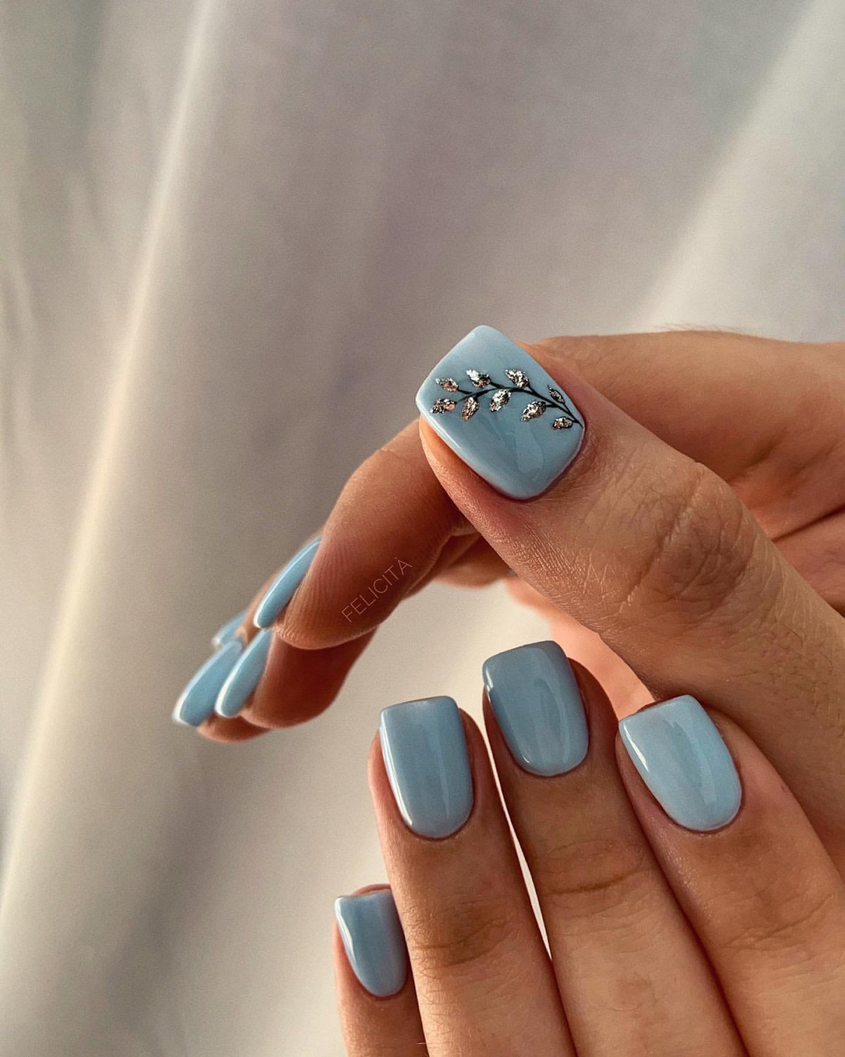 Голубые ногти