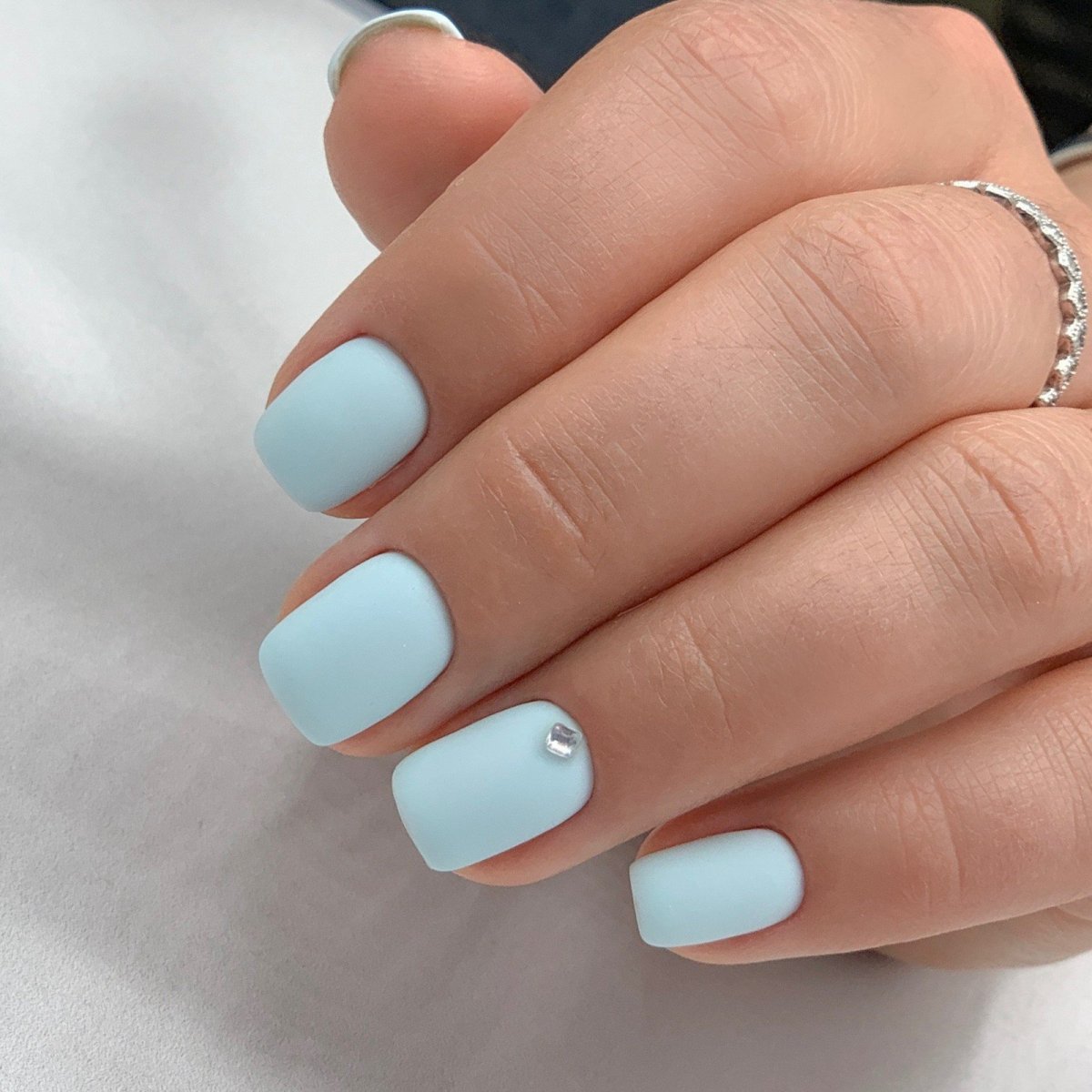 Нежно голубой маникюр