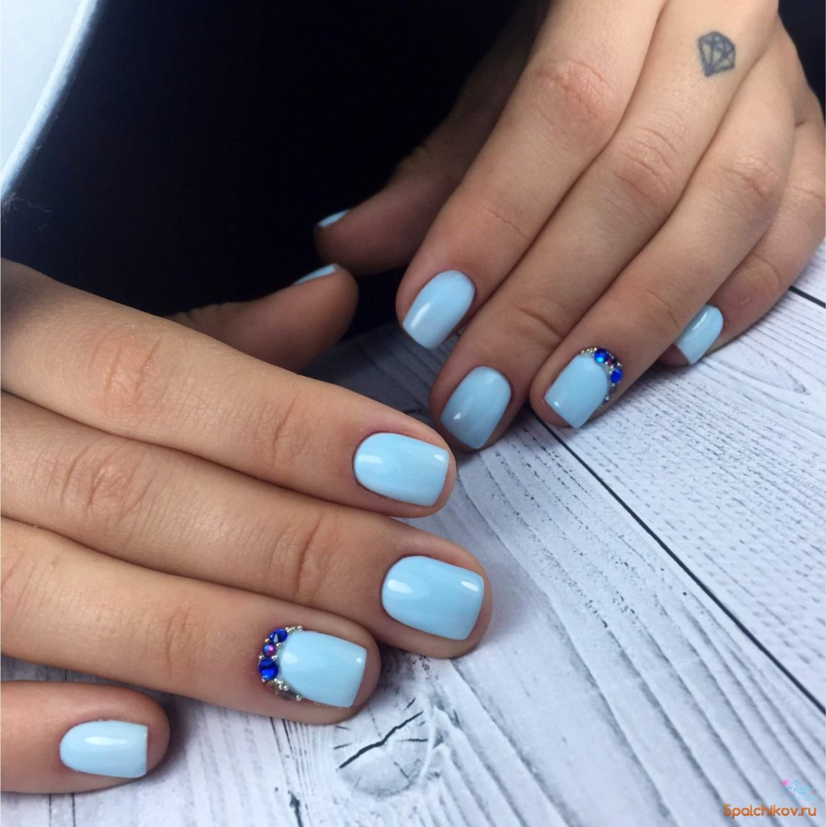 Маникюр голубого цвета на квадратные ногти