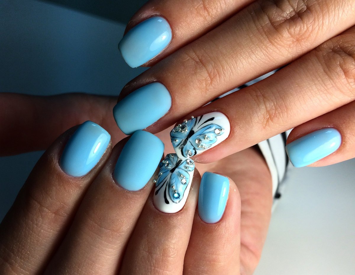 Маникюр с бабочками