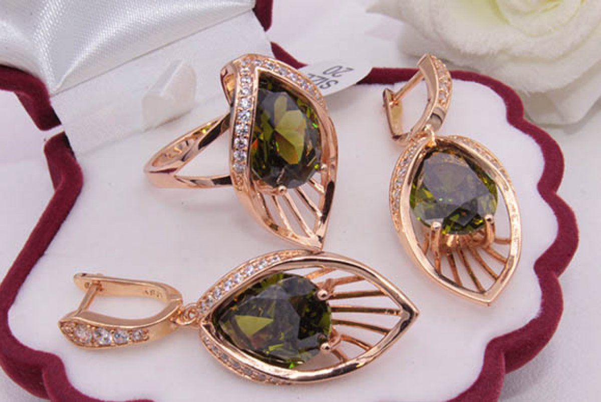 Серьги позолоченные с искусственным янтарем