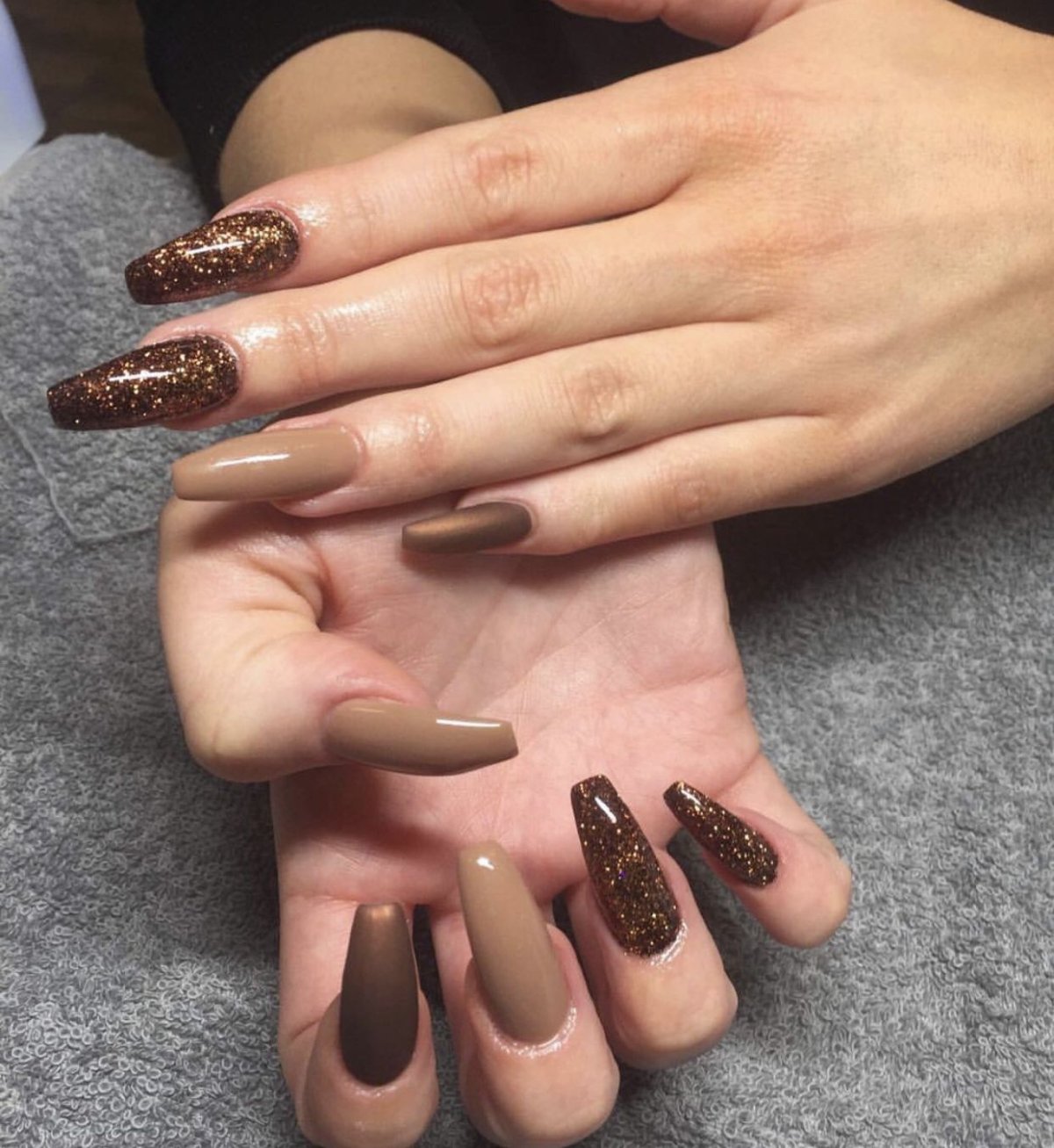 Коричневый маникюр на длинные ногти