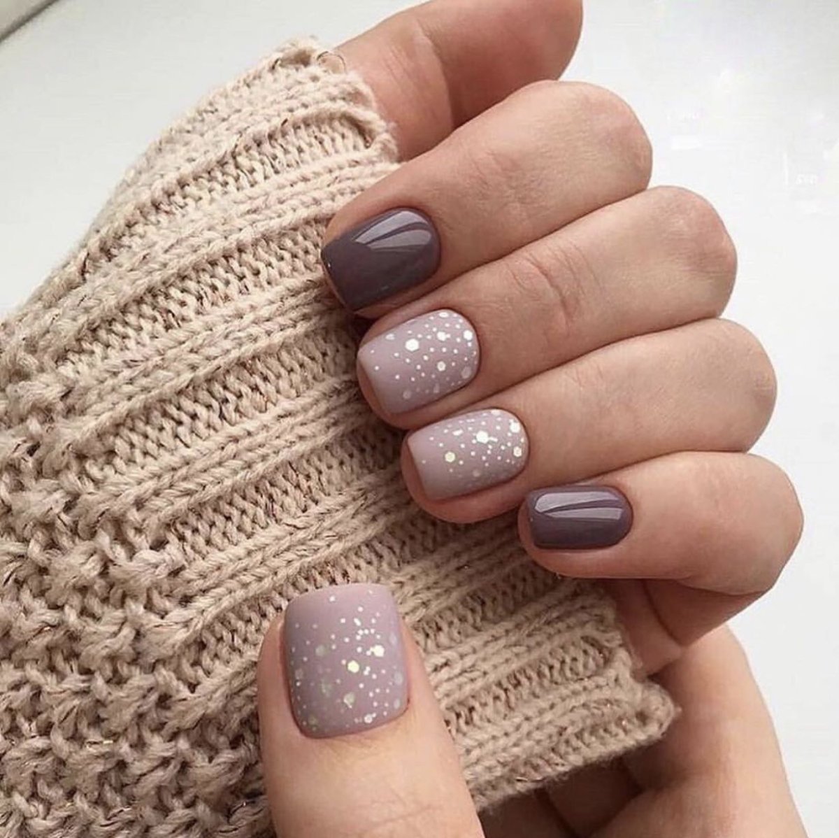 Маникюр в бежево-коричневых тонах