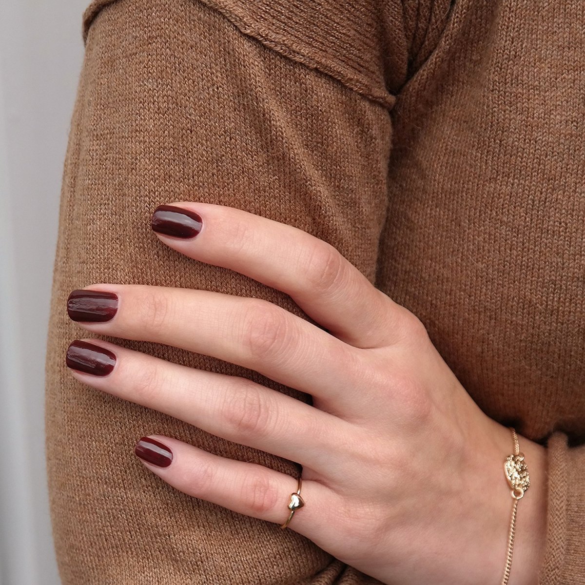 Коричневый маникюр однотонный