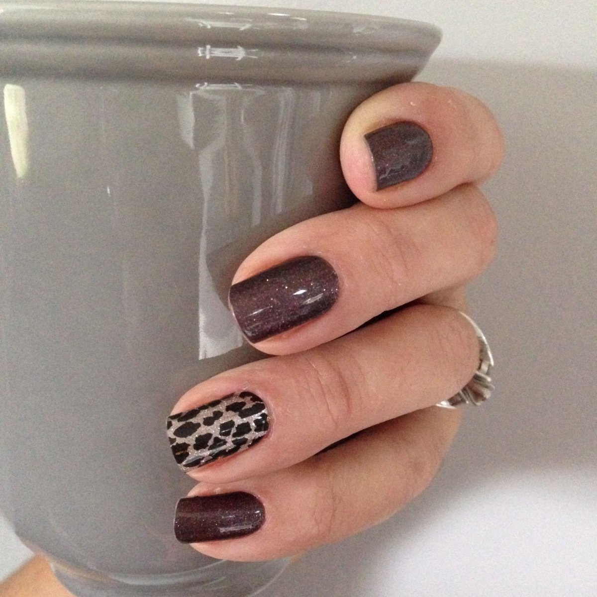 Маникюр коричневый с леопардовым