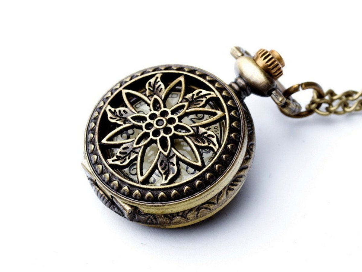 Медальон с часами