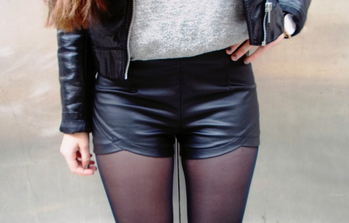 Бежевые кожаные шорты и черные сапоги