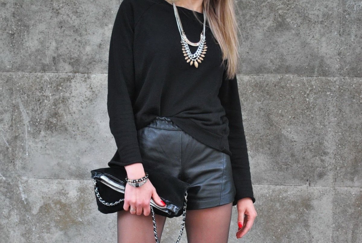 Сценический образ с кожаными шортами