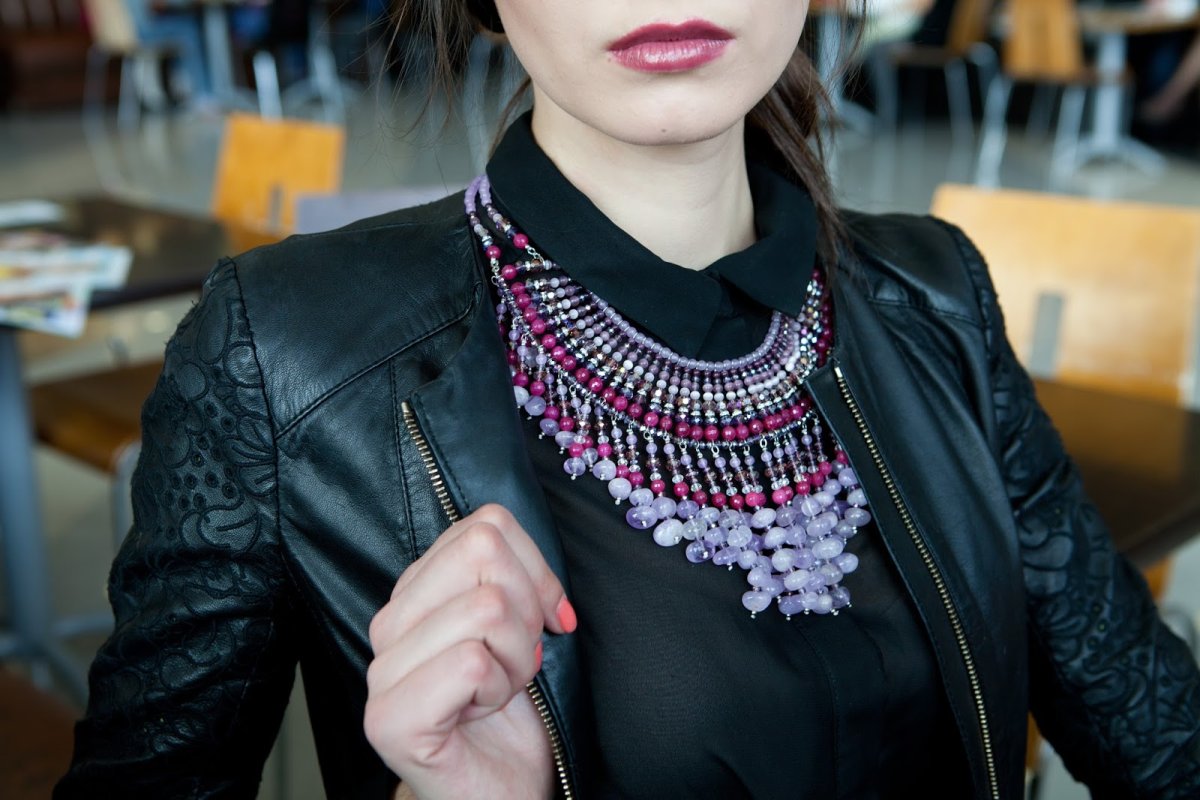 Бижутерия под черную блузку