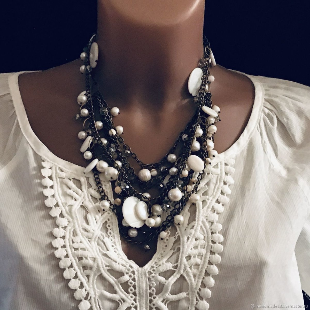 Крупные бусы под самую шею