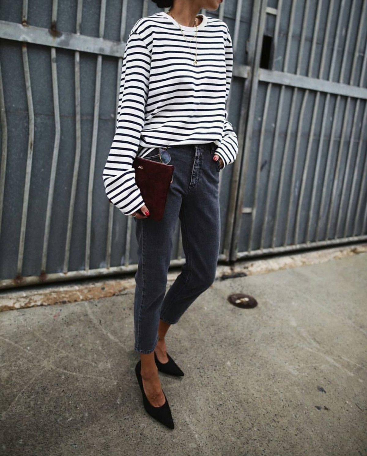 Лук с белой водолазкой