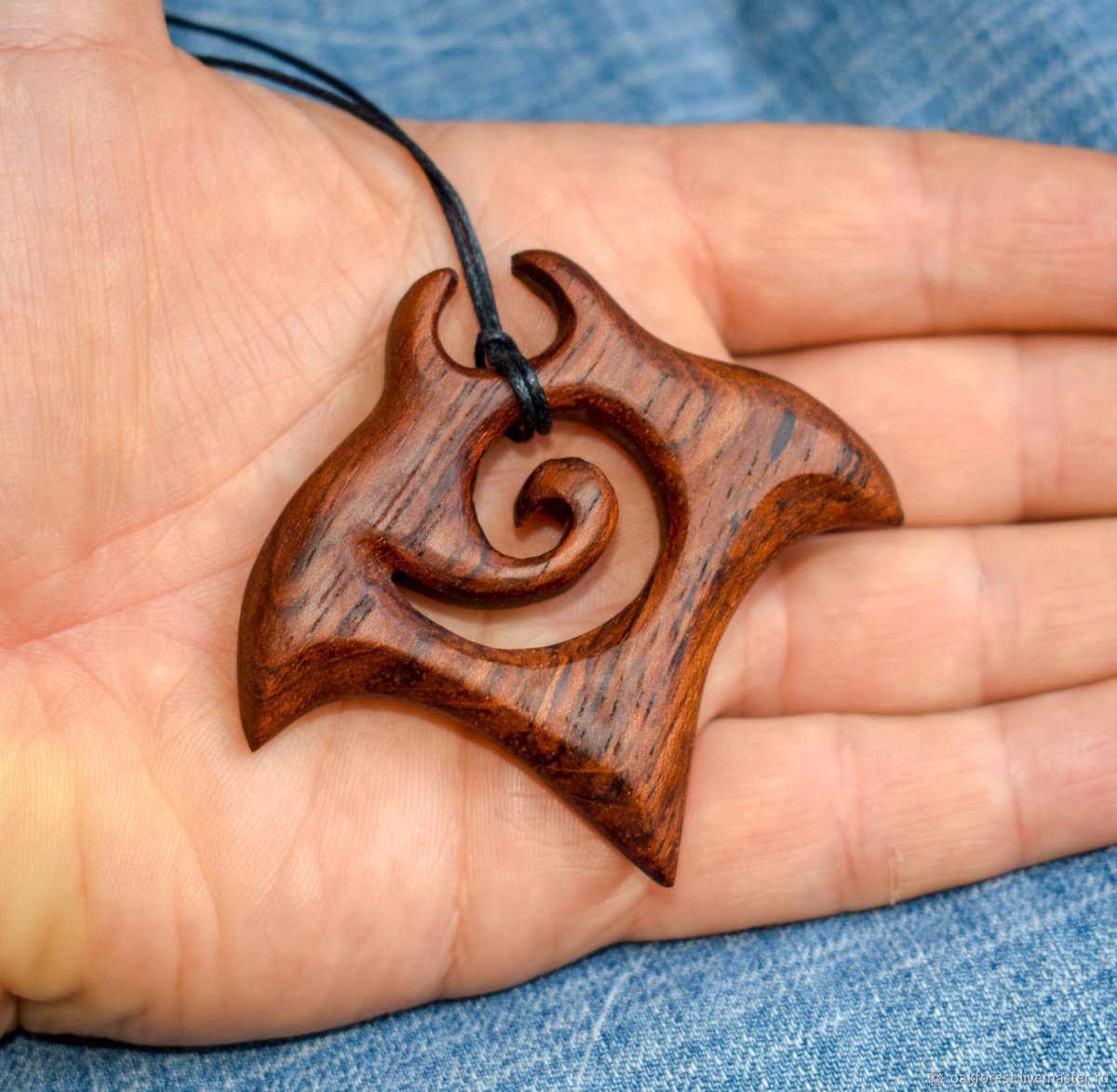 Кулон из древесины