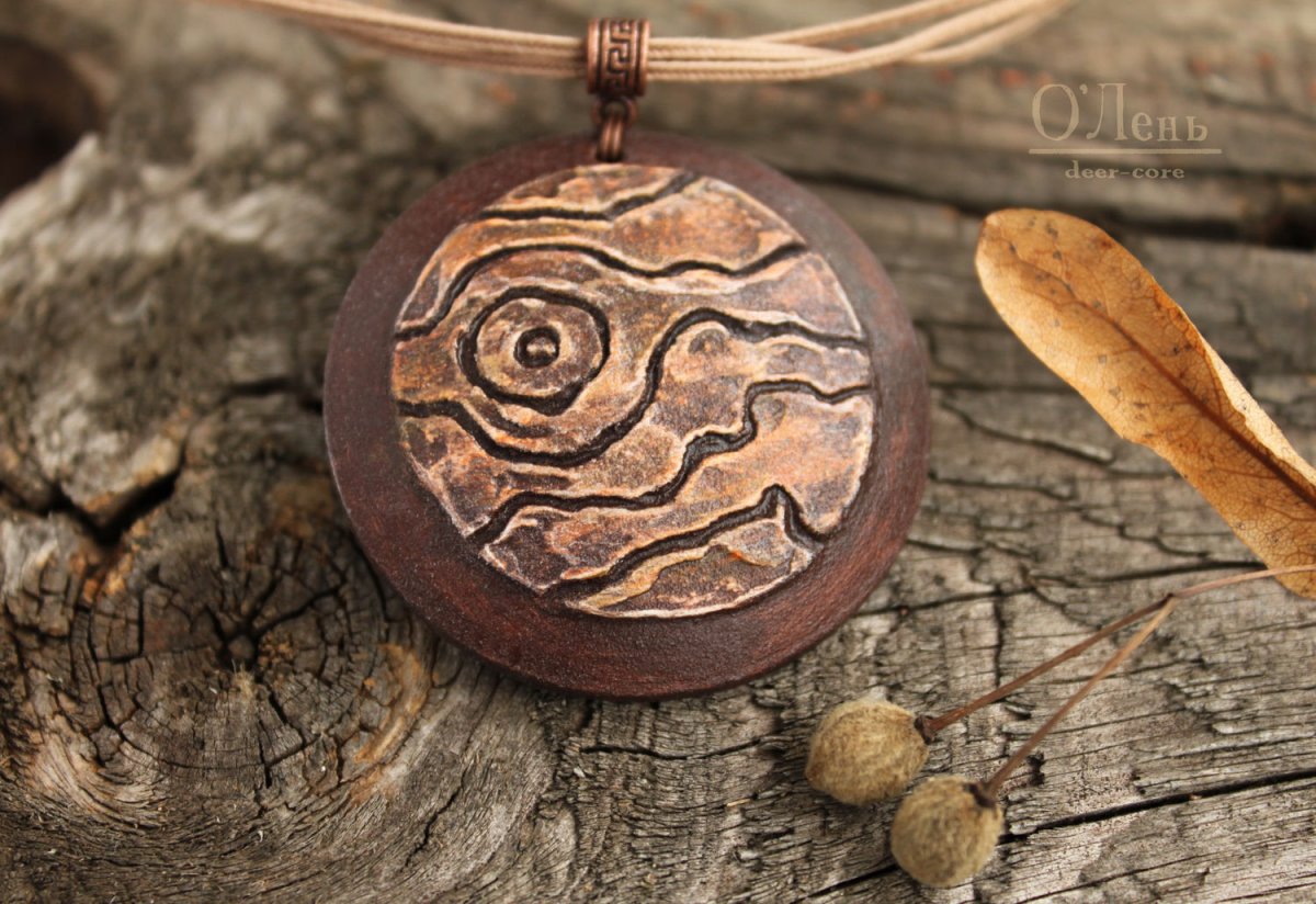 Подвески из дерева