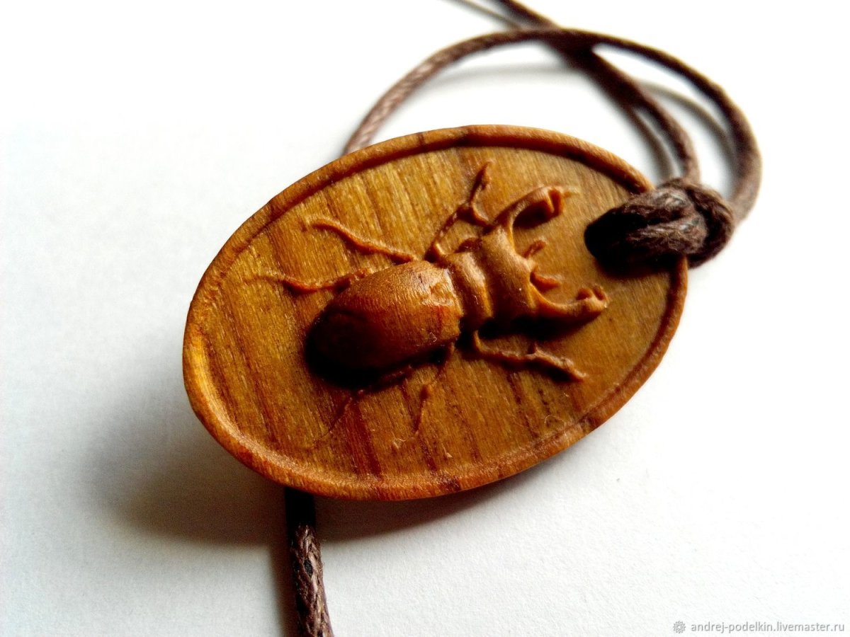 Резные кулоны из дерева