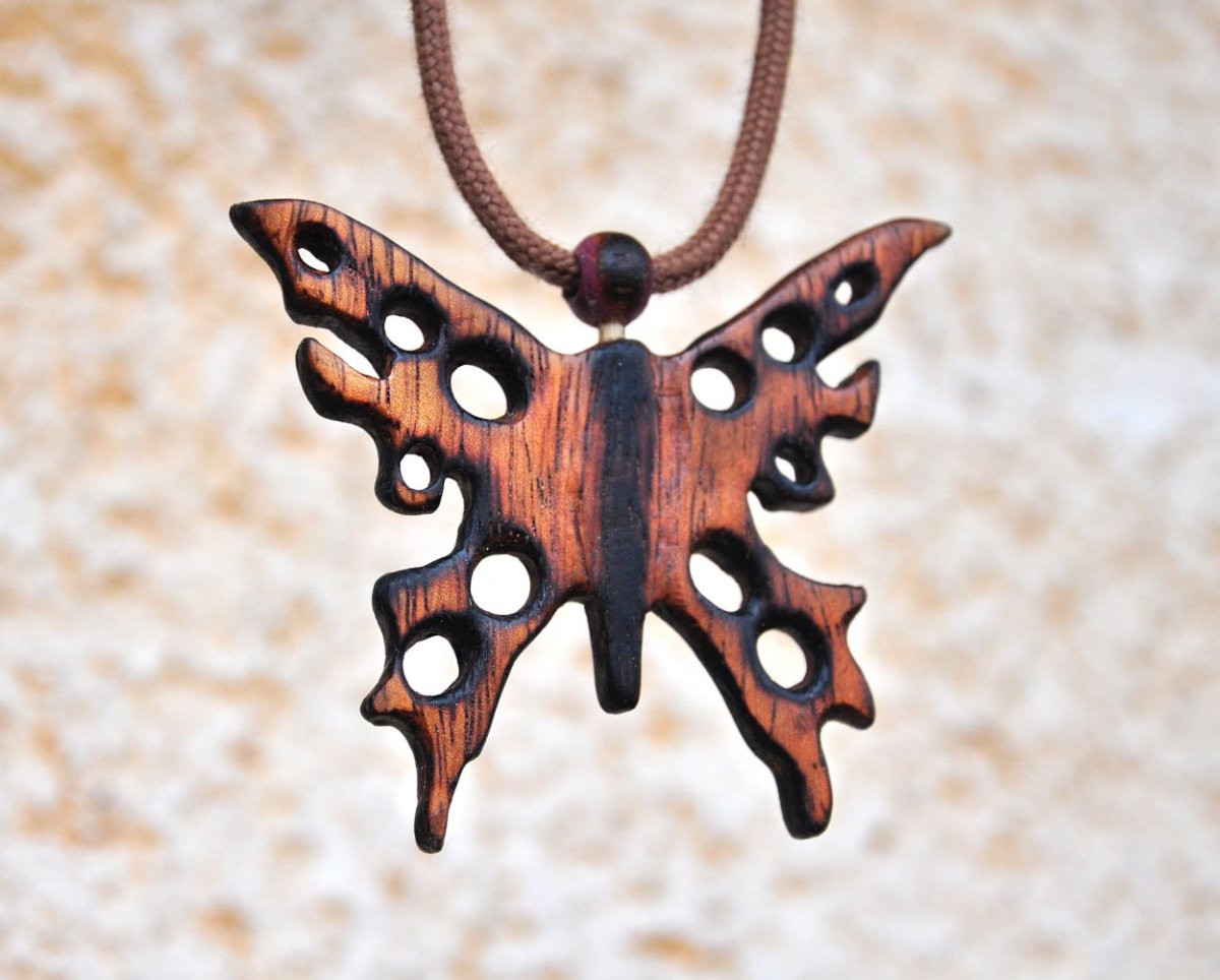 Необычные кулоны из дерева