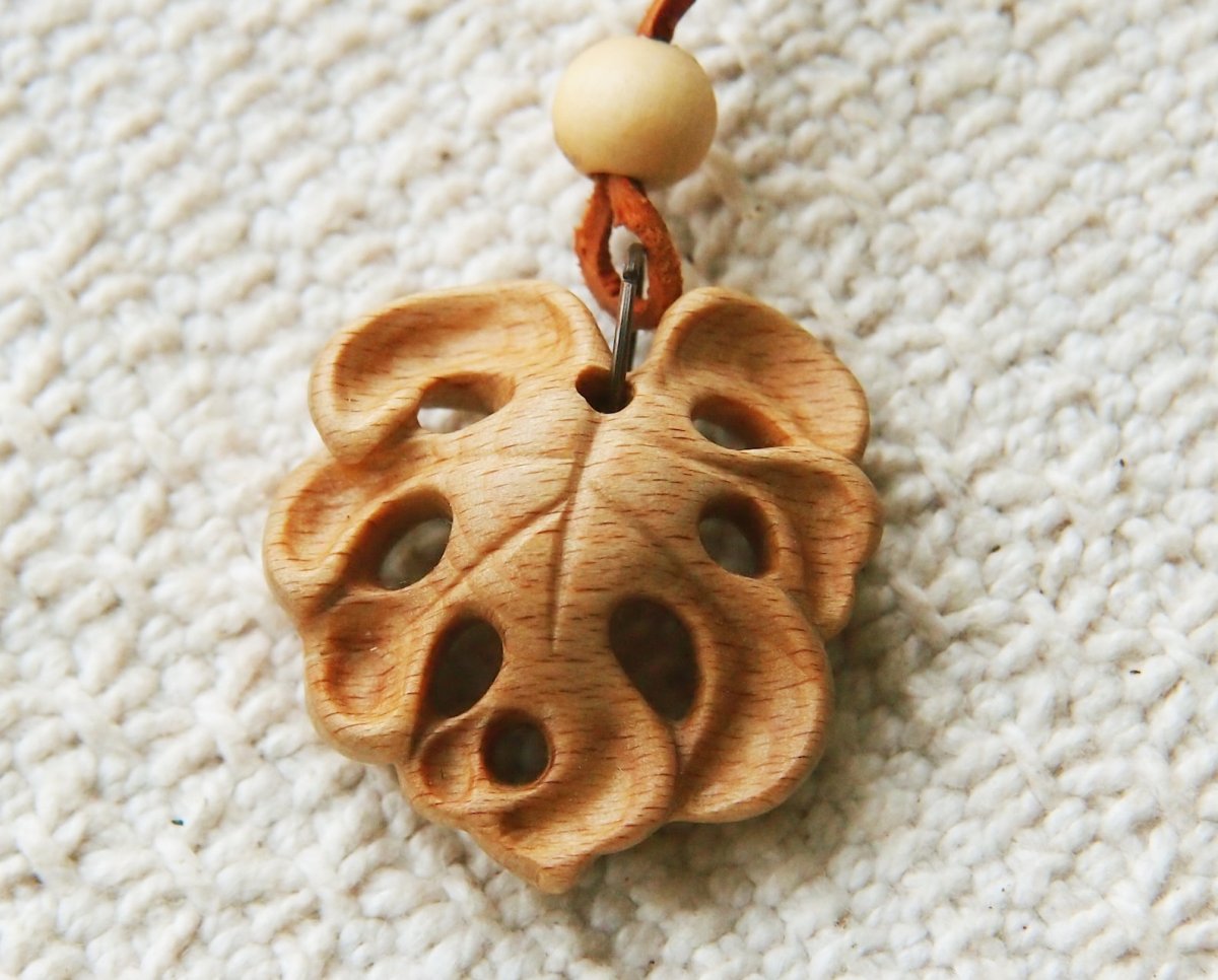 Подвески из дерева