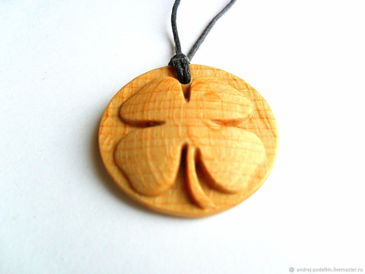 Деревянные кулоны и подвески