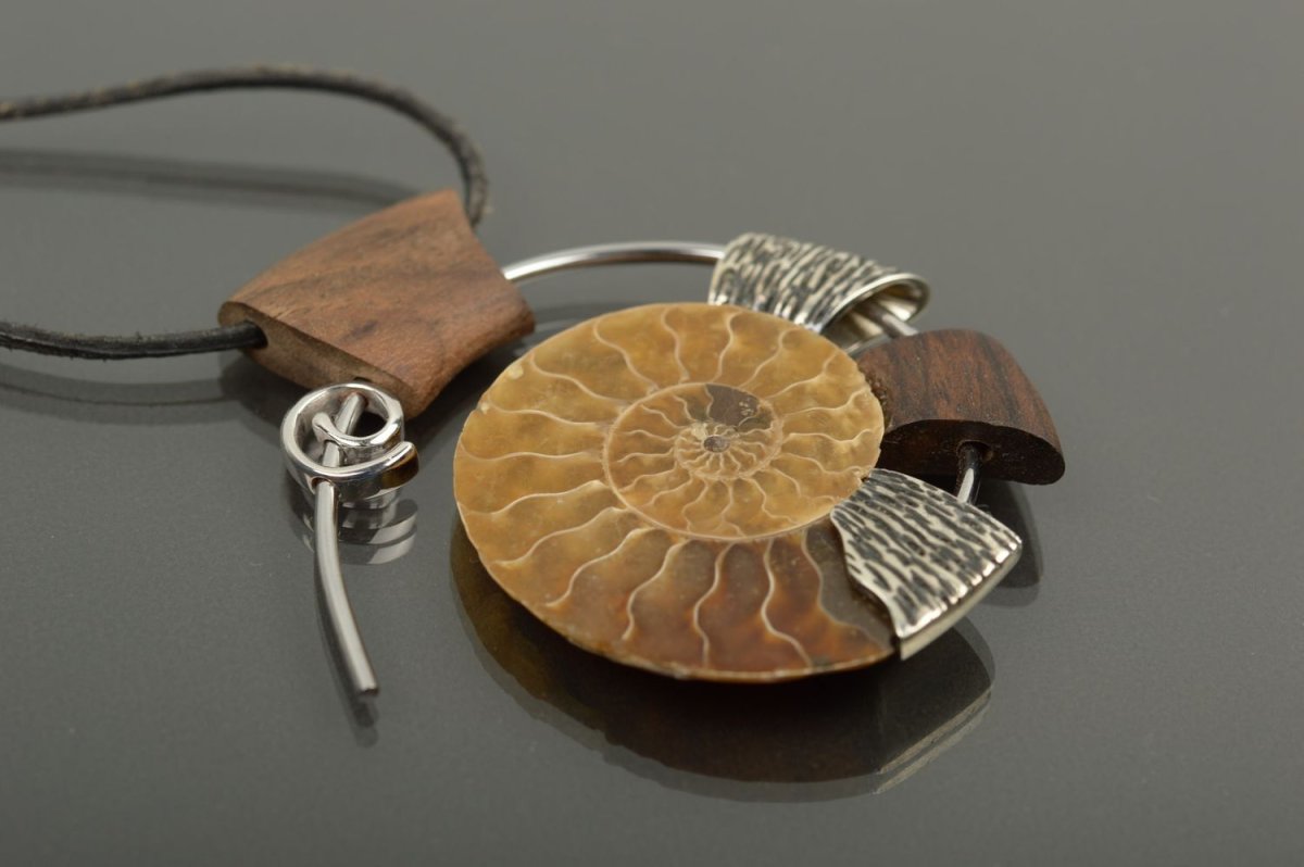 Деревянный кулон