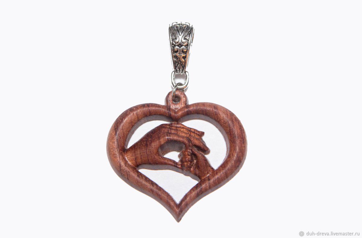 Подвеска из дерева