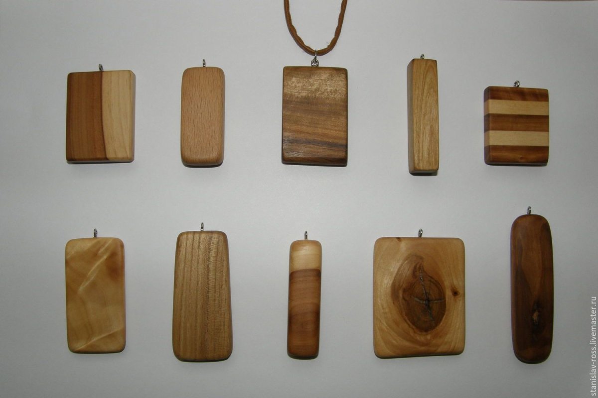 Кулон из дерева