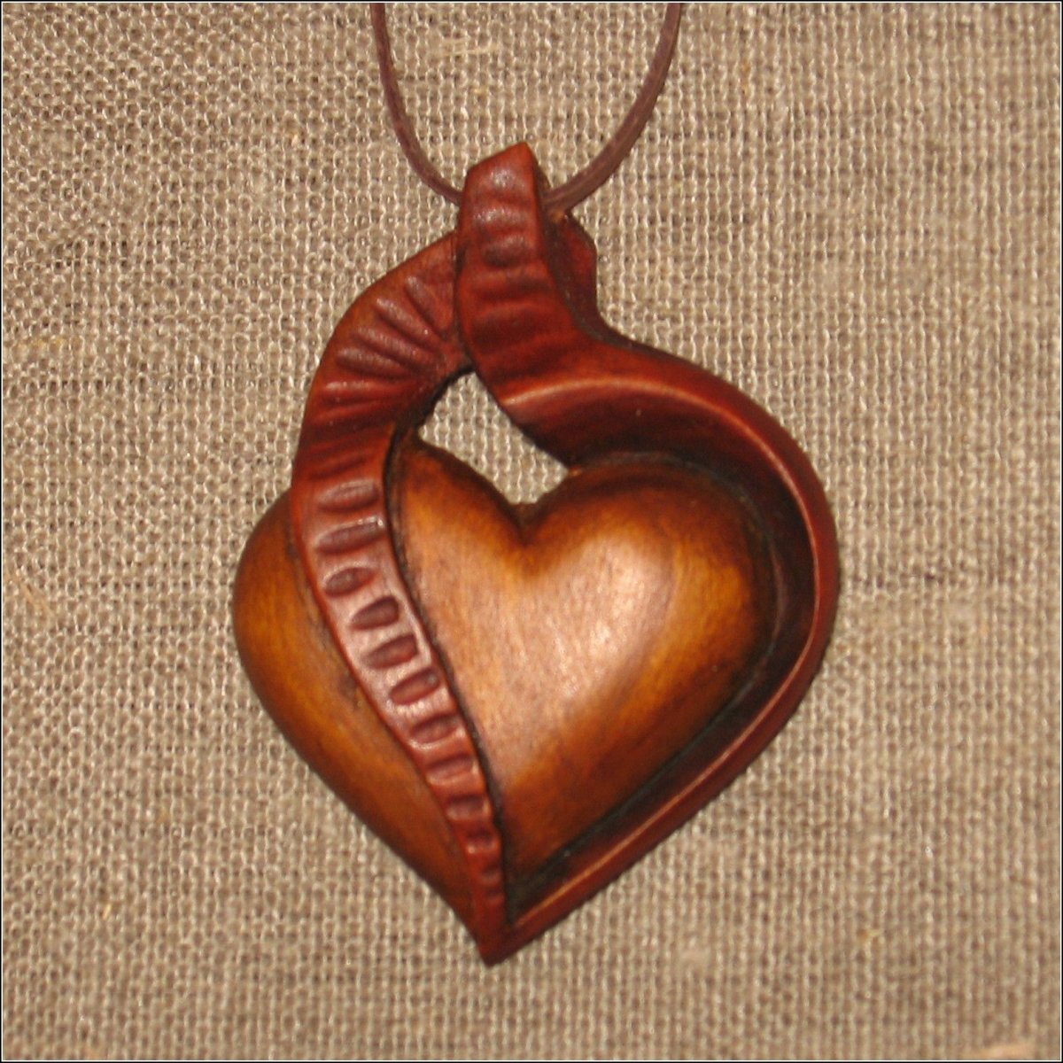 Деревянный резной кулон