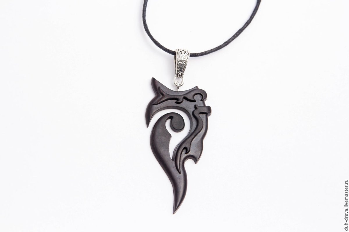 Кулон из дерева