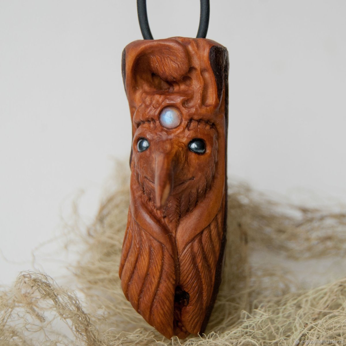 Вырезанное сердце из дерева