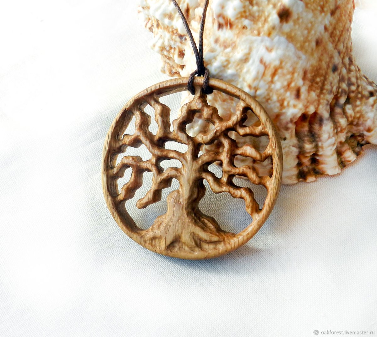 Медальон из дерева