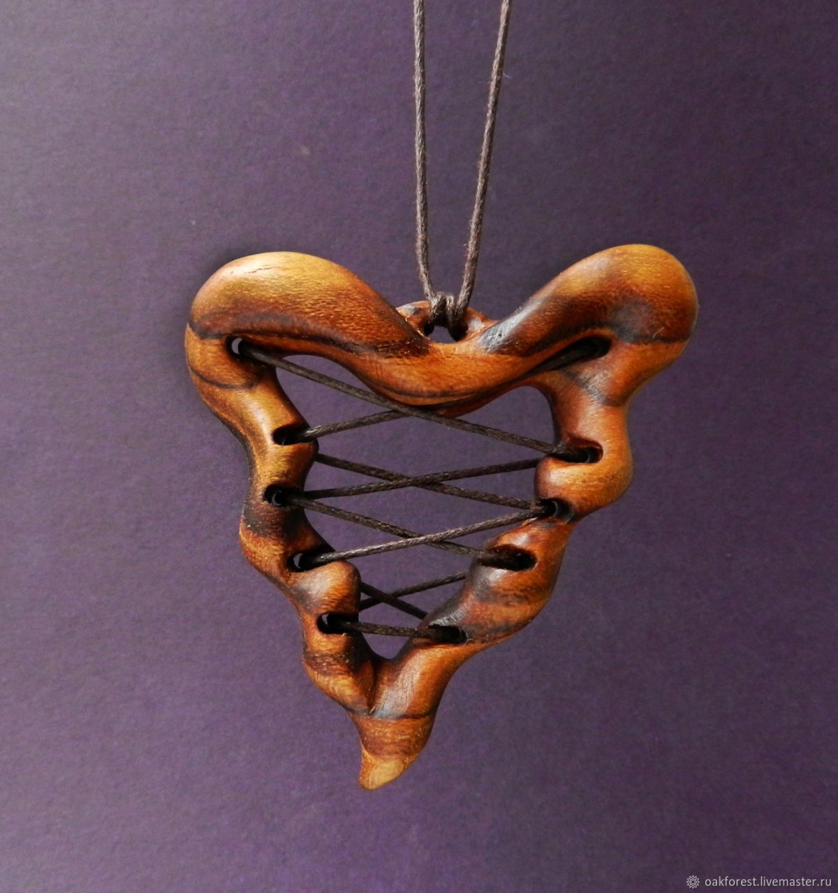Кулон из дерева лист