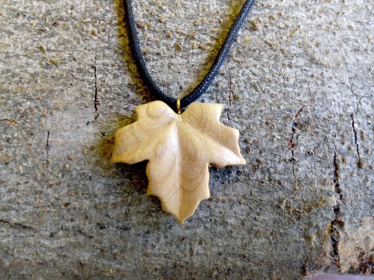 Необычные кулоны из дерева