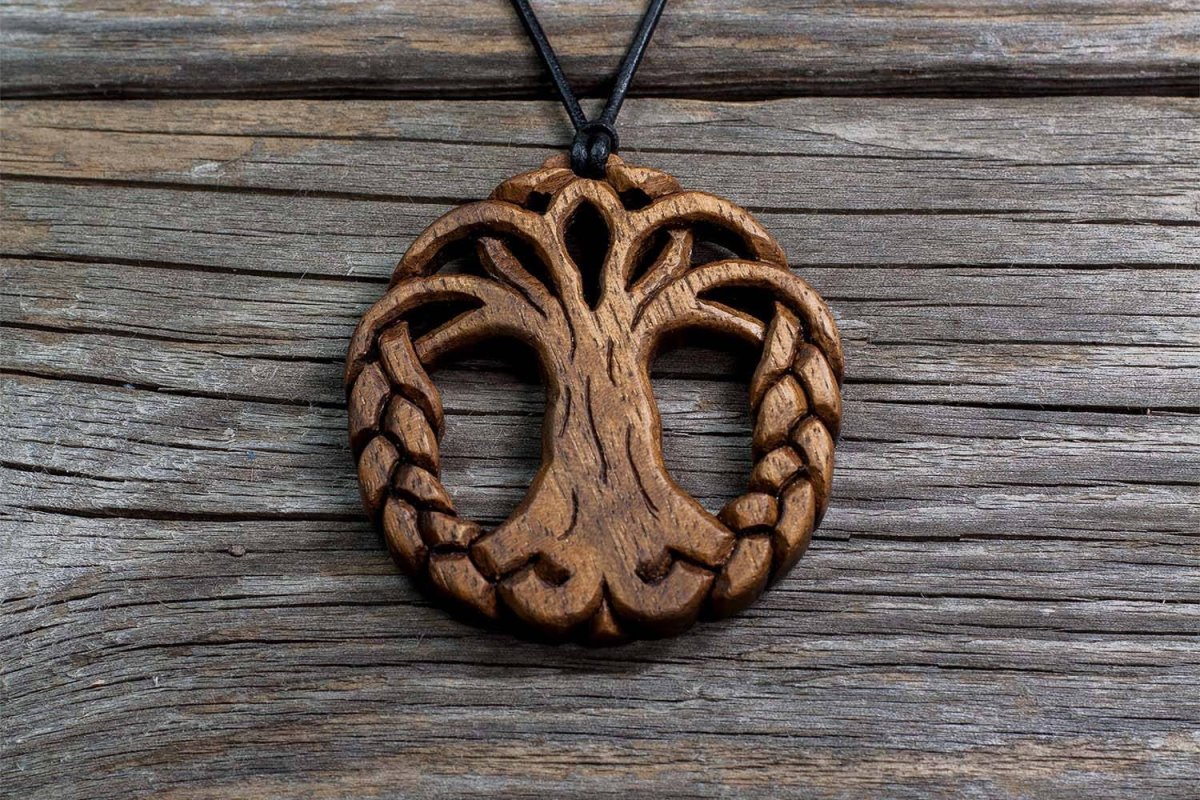 Украшения из дерева и смолы