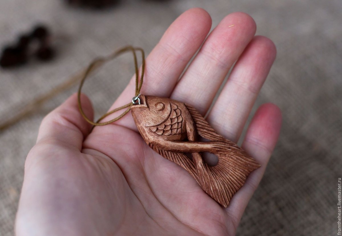 Кулон из дерева
