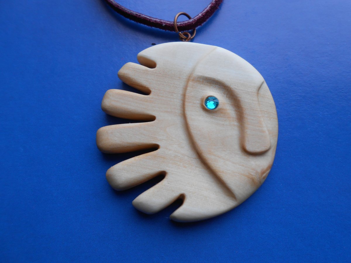 Кулон из дерева