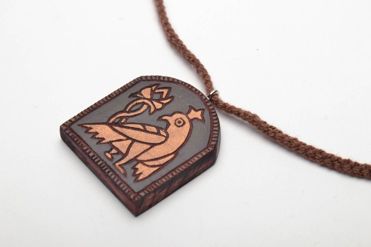 Кулон из дерева лапа медведя