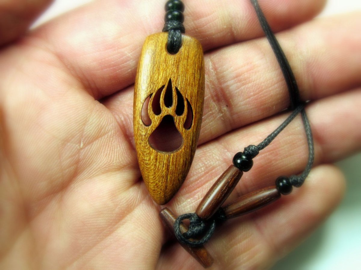 Необычные кулоны из дерева