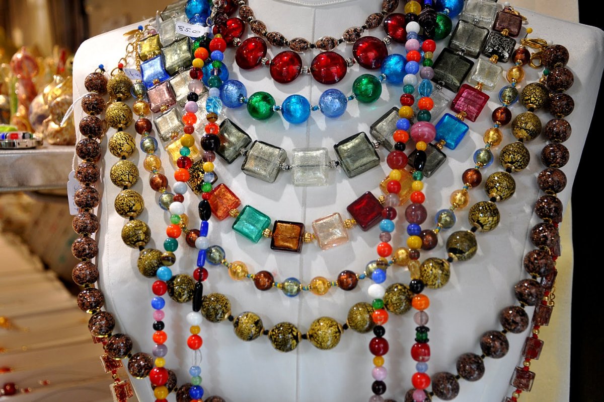 Разноцветные крупные бусы