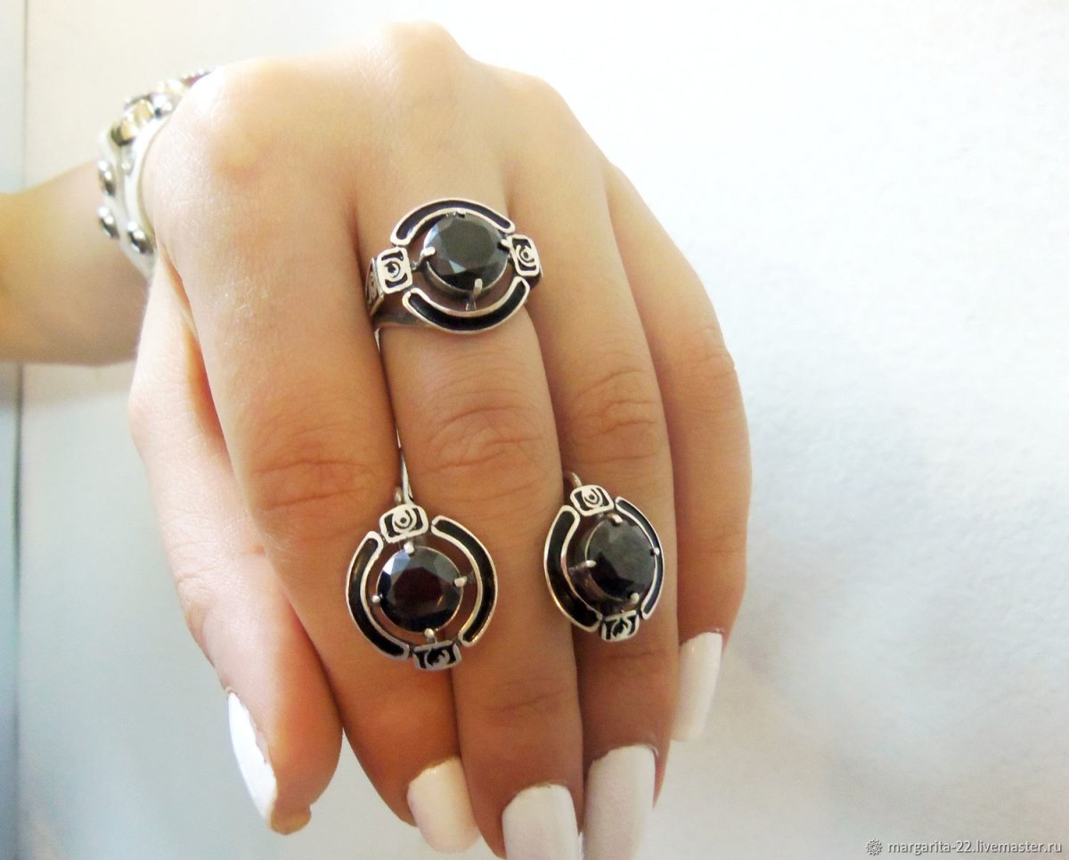 Серьги с гранатами из серебра 925 пробы