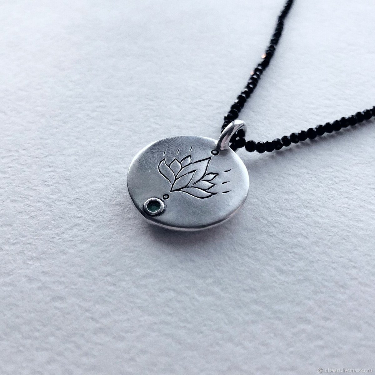 Кулон белка