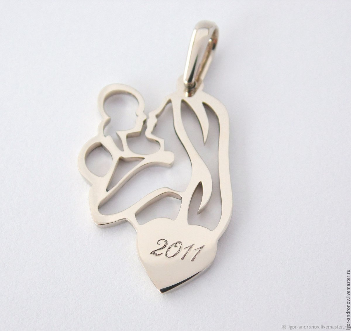 Гравировка солнце на кулоне