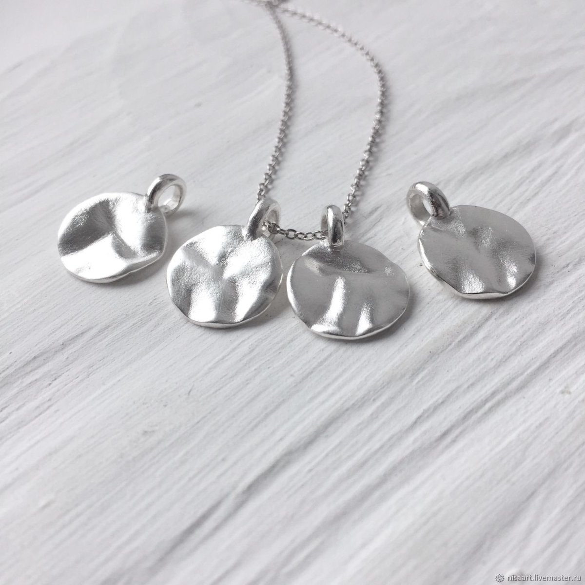 Гравировка на серебряной цепочке