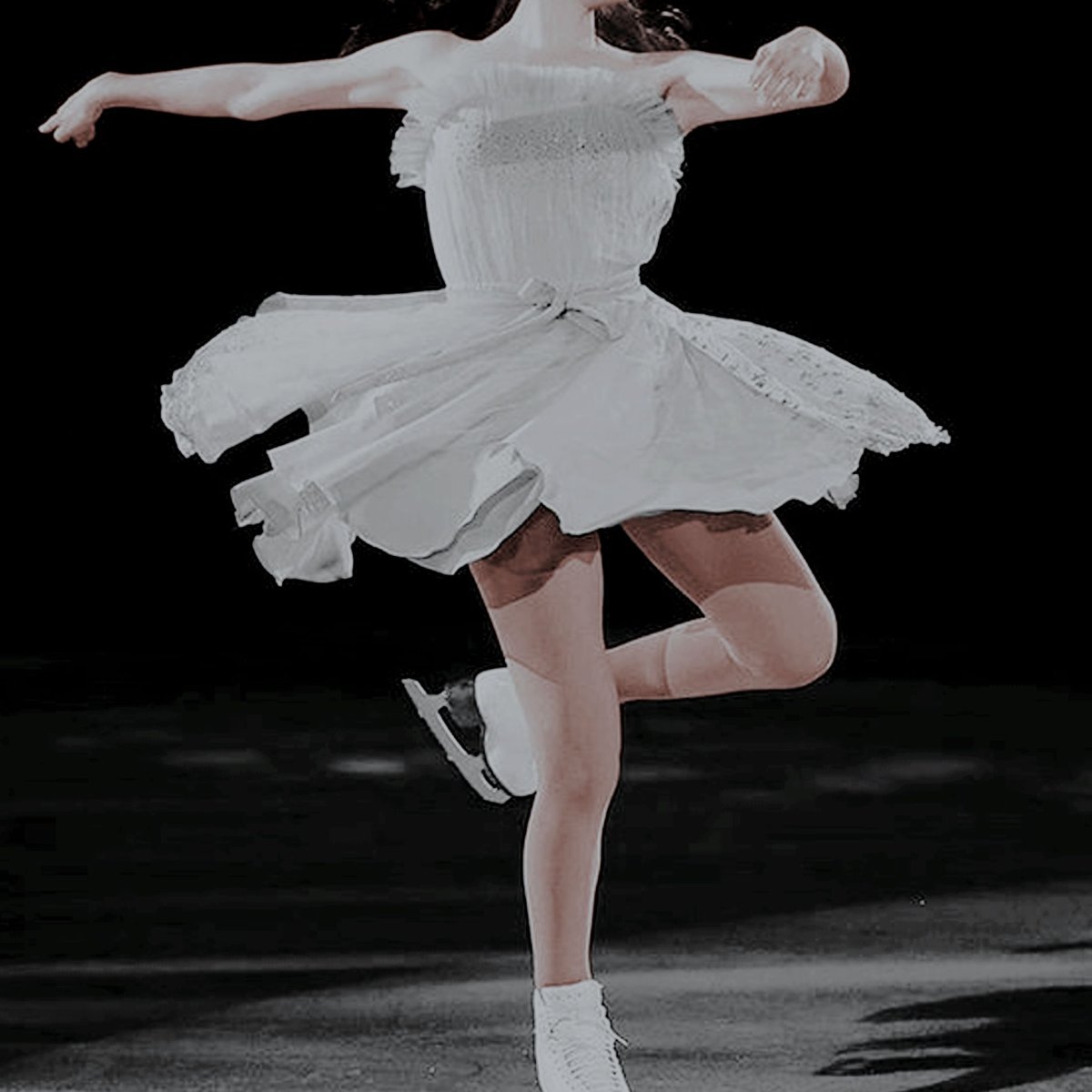 Подвеска фигуристка золото